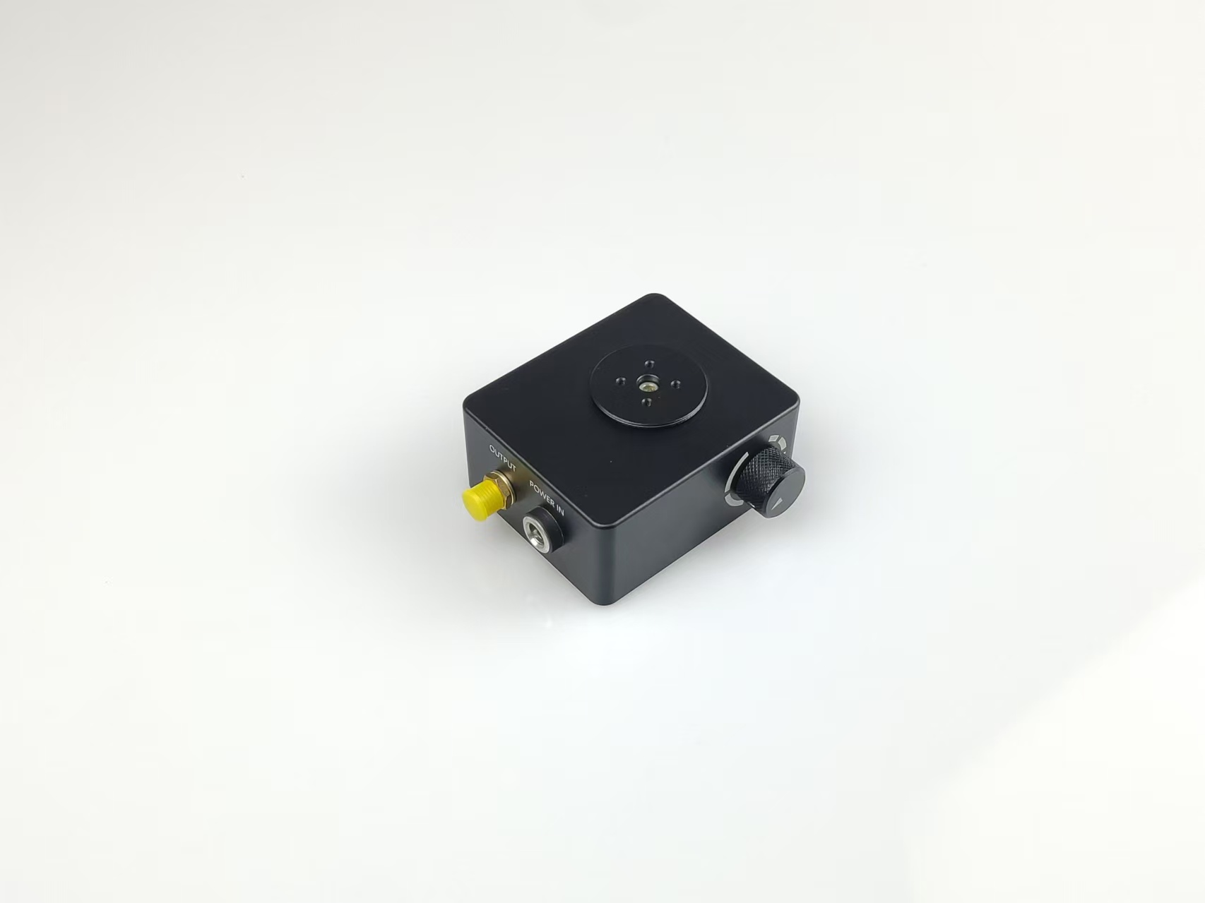 雪崩光電探測(cè)器(APD)設(shè)計(jì)用于提供比標(biāo)準(zhǔn)PIN探測(cè)器更強(qiáng)的靈敏度和更低的噪聲，非常適合于低光功率級(jí)別的應(yīng)用，APD430集成了熱敏電阻，可調(diào)節(jié)偏置電壓，以補(bǔ)償溫度變化對(duì)M因子產(chǎn)生的影響。