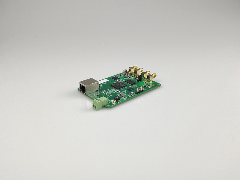 DVS-ETH-100M-2是一款分布式光纖振動(dòng)監(jiān)測系統(tǒng)專用的網(wǎng)口數(shù)據(jù)采集卡，UDP傳輸協(xié)議，采樣速率100MSps，內(nèi)置光纖傳感解調(diào)算法，小尺寸方便集成，適合用于尋線儀或周界安防系統(tǒng)。