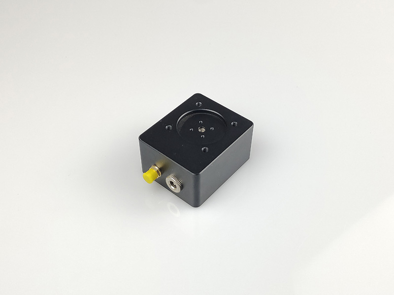 PD610是一種帶放大電路的光電探測(cè)器，適用于自由空間光學(xué)系統(tǒng)。該裝置包括光電二極管、跨阻放大器、射頻連接器等，封裝在一個(gè)鋁制外殼中。