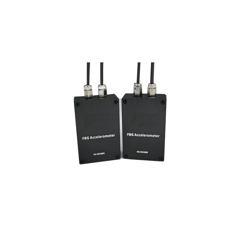 光纖光柵加速度計 FBG-S-A-L-02 將光纖光柵正確封裝后的加速度變化傳遞給光纖光柵，結(jié)合快速光纖光柵解調(diào)技術(shù)，通過測量光纖光柵的波長偏移來計算加速度。