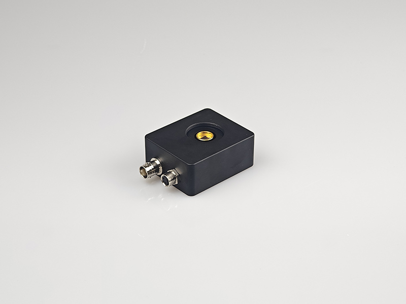 PD58系列光電探測(cè)器 采用5.8x5.8mm的大尺寸PD，響應(yīng)波長320-1100nm， 采用空間光輸入，10M帶寬。