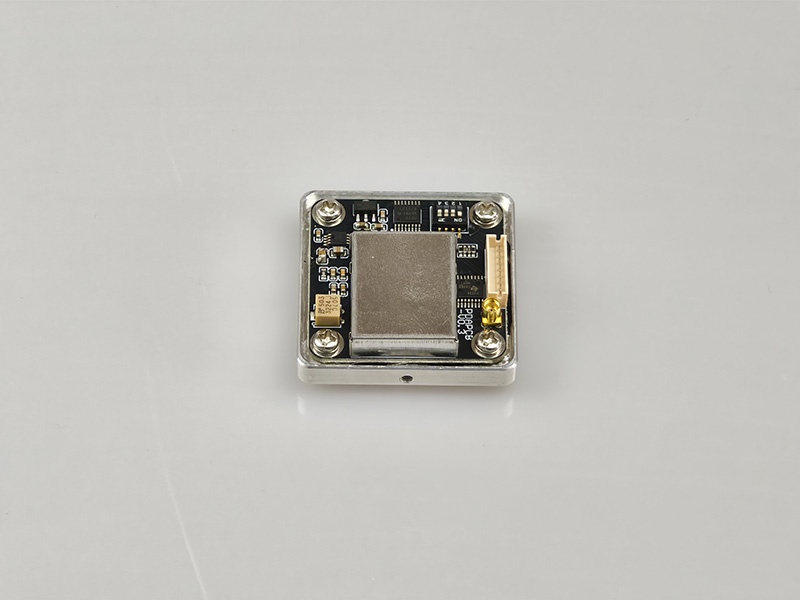 PDAPCB10是一款低噪聲、帶集成放大器的可調(diào)增益硅光電探測(cè)器，適用于自由空間光學(xué)系統(tǒng)。該裝置包括光電二極管、跨阻放大器、驅(qū)動(dòng)級(jí)放大器、射頻連接器等。電路板具有4個(gè)3.2mm通孔，間距為30mm，可以兼容籠式系統(tǒng)或安裝在自定義的外殼和設(shè)備中。